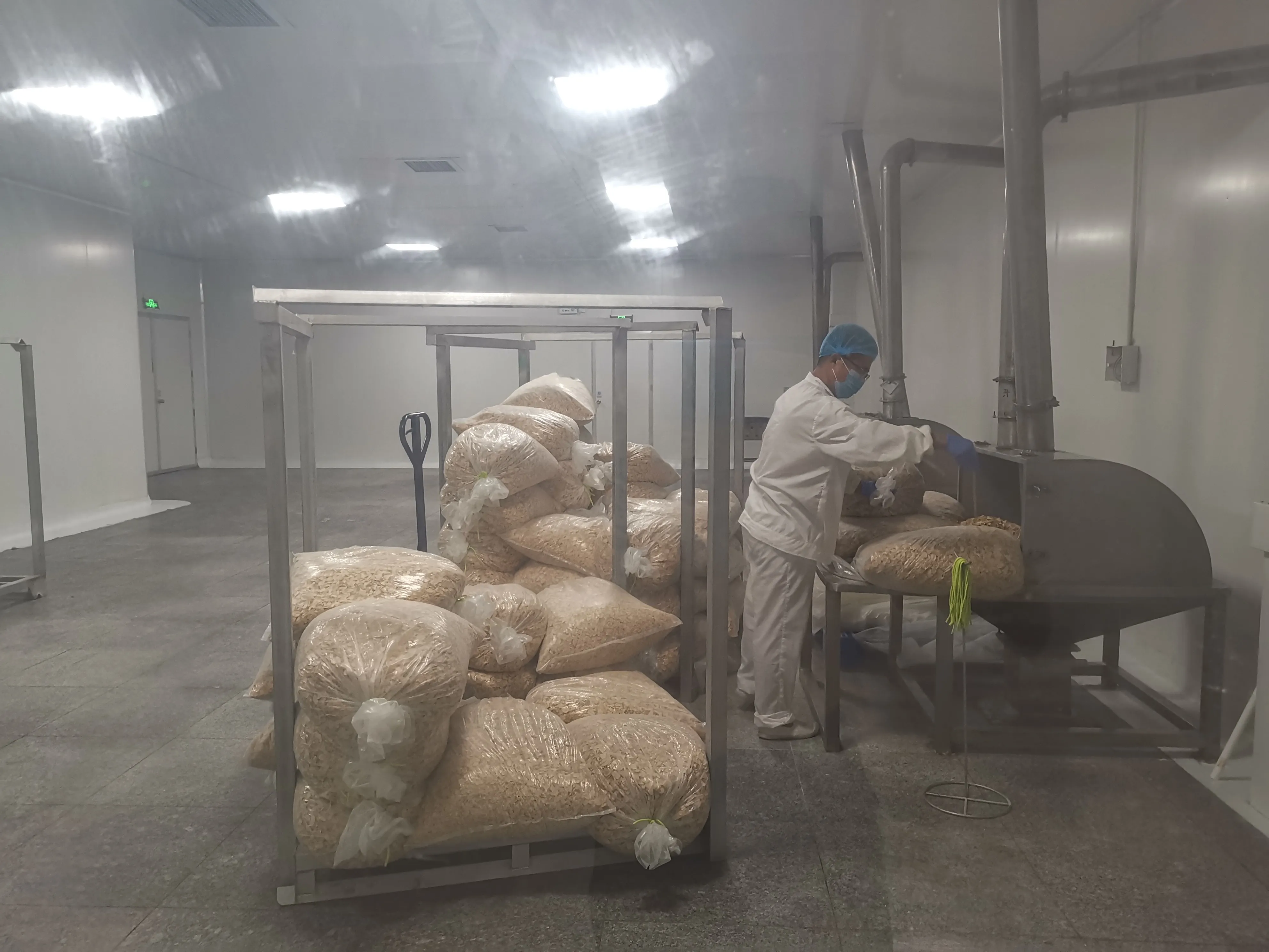 Travailleur manipulant des matériaux