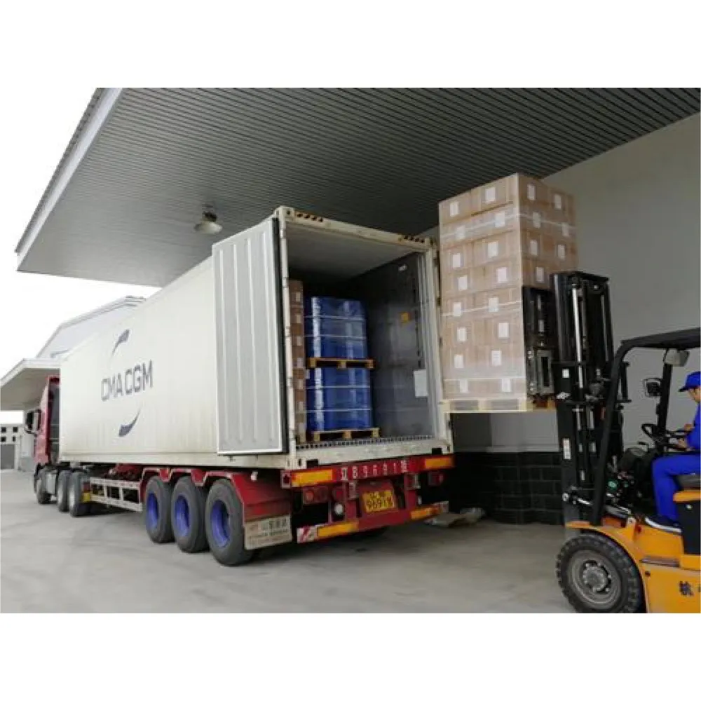 Chariot élévateur chargeant un conteneur